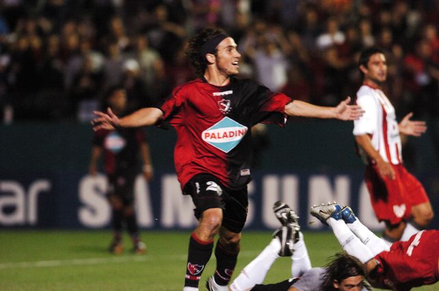 Belluschi grita uno de sus tres goles ante Instituto