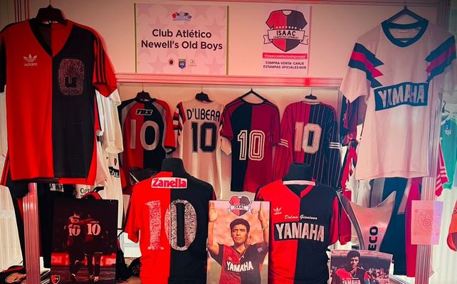 Una reliquia. Un centenar de camisetas de distintos años y que lucieron grandes ídolos de la Lepra.