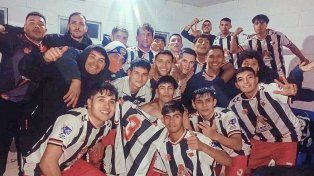 Pucará festejó en el vestuario del predio liguista la victoria ante Deportivo Agua.