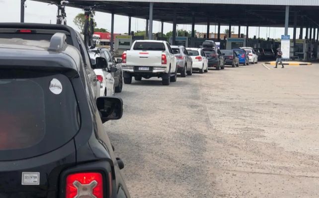 El verano hubo colas para cruzar a Uruguay a través del paso Paysandú (Entre Ríos)- Fray Bentos.