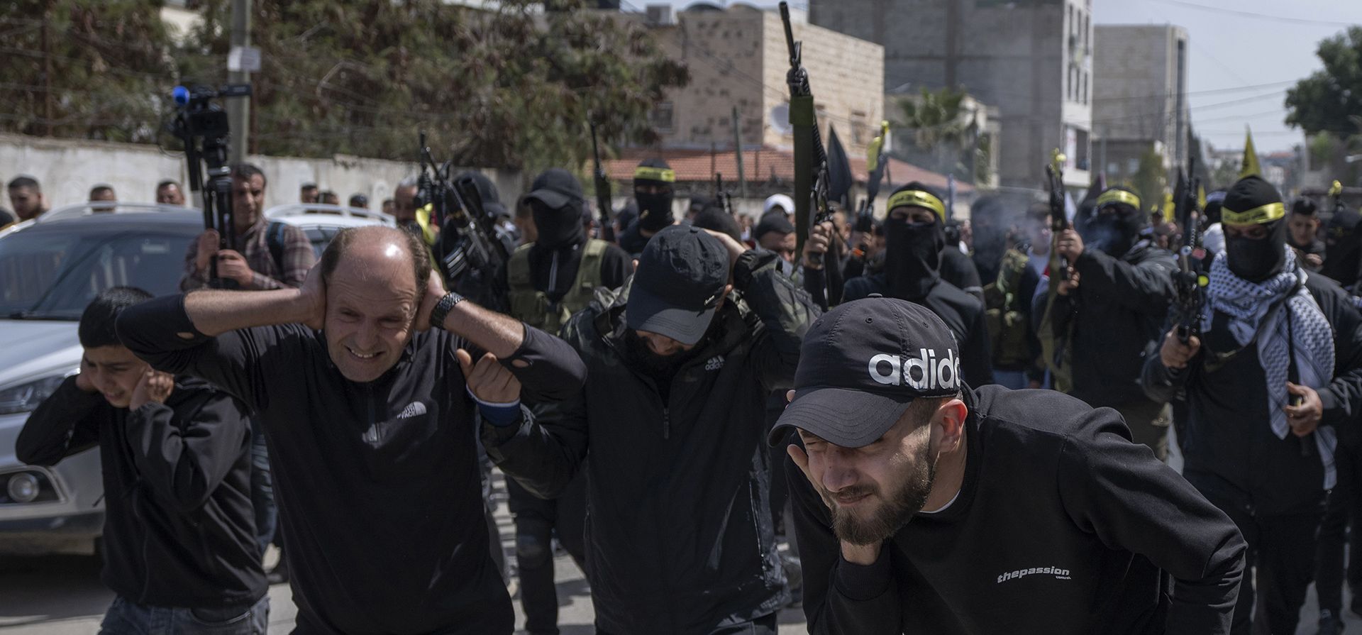Hombres armados palestinos disparan al aire durante los funerales de Sanad Abu Atiyeh, de 17 años, y Yazid al-Saadi, de 23, en el campamento de refugiados de Cisjordania en Jenin, Jenin, el jueves 31 de marzo de 2022. Las fuerzas israelíes allanaron un campamento de refugiados en los territorios ocupados Cisjordania el jueves temprano, desencadenando un tiroteo en el que dos palestinos murieron y 15 resultaron heridos.