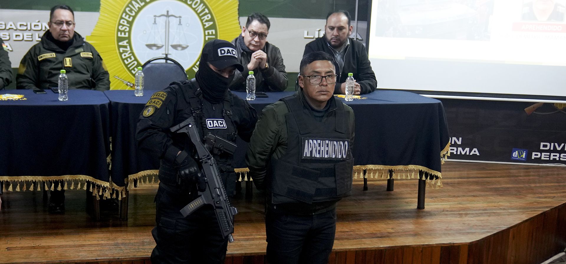 El sargento Demetrio Mamani es presentado a la prensa esposado por la policía después de su arresto en La Paz, Bolivia, el viernes 28 de junio de 2024. (AP Foto/Juan Karita) El sargento Demetrio Mamani es presentado a la prensa esposado por la policía después de su arresto en La Paz, Bolivia, el viernes 28 de junio de 2024. (AP Foto/Juan Karita)
