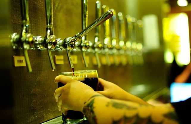 Calculan que en Rosario se consumen 150 mil litros mensaules de cerveza.