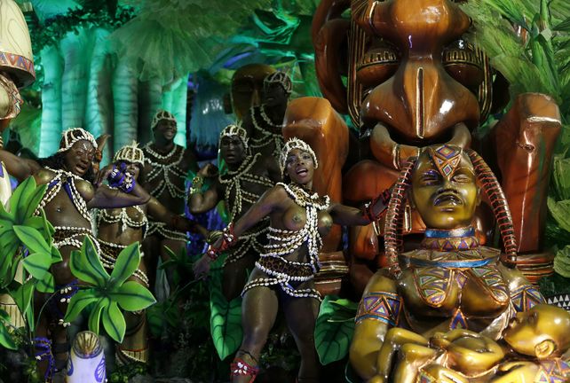 Esplendor. Una vista de la fantástica escuela de samba durante su desfile por el sambódromo anteanoche.
