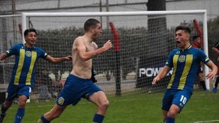 El Flaco Módica festejó de esta manera el gol del 2-0 canalla sobre Newells, en el predio leproso.