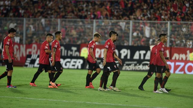 Newells se retira del césped con mucha tristeza tras la derrota ante Independiente Rivadavia. El equipo de Mariano Soso no pudo empezar bien.