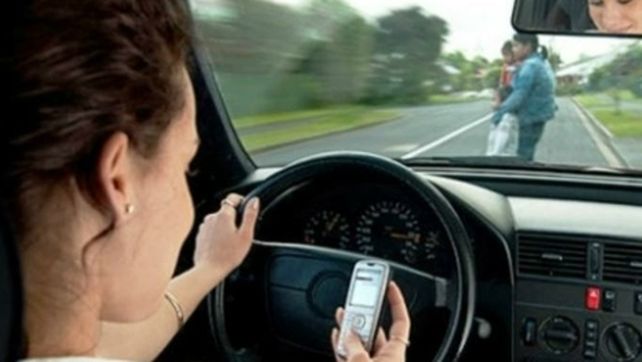 En falta. Conducir y utilizar el celular puede derivar en un accidente.