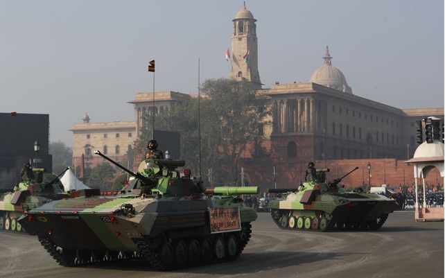 Tanques del ejército indio se desplazan durante los ensayos para el próximo desfile del Día de la República en las colinas de Raisina