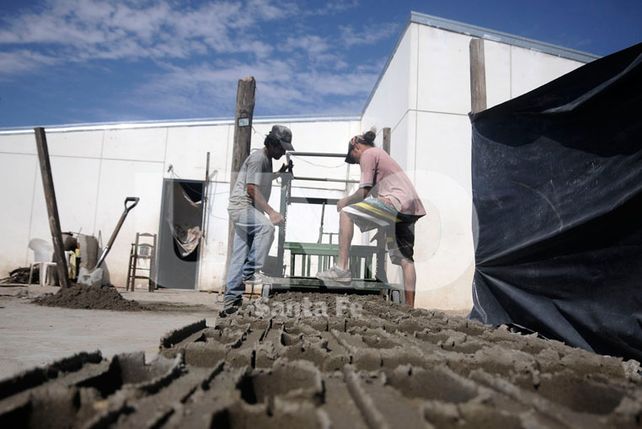 Codo a codo. José dedica más de doce horas diarias al trabajo en la bloquera. Lo acompañan en la mano de obra dos amigos y vecinos