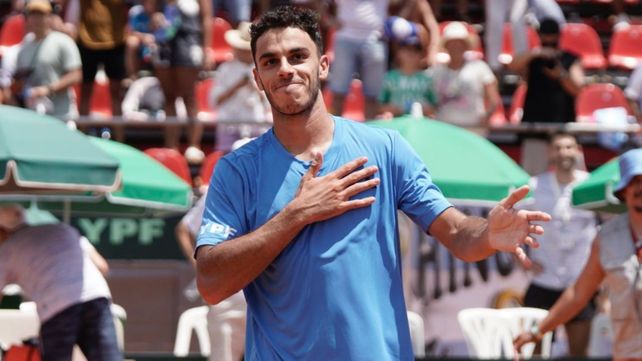 Fran Cerúndolo festeja con el corazón luego del sufrido triunfo ante Popko