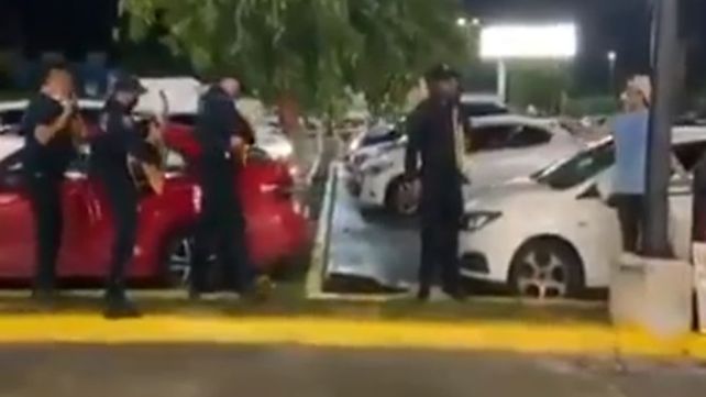 El joven cantante y su orquesta de policías