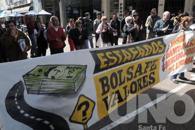 Hay 49 imputados. La causa investiga una diversidad de maniobras fraudulentas para apropiarse de ahorros de clientes.