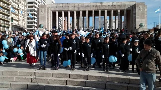 Las fotos de los chicos que juraron lealtad a la Bandera y la aparición de Manuel Belgrano