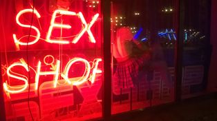 Robó en un sex shop, amenazaron con publicar el video y volvió para pagar el objeto sexual que sustrajo