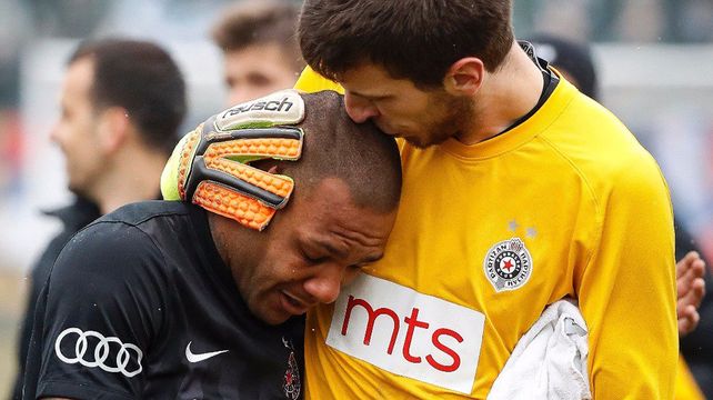 El arquero de Partizan consuela a su compañero tras los cánticos racistas.&nbsp;