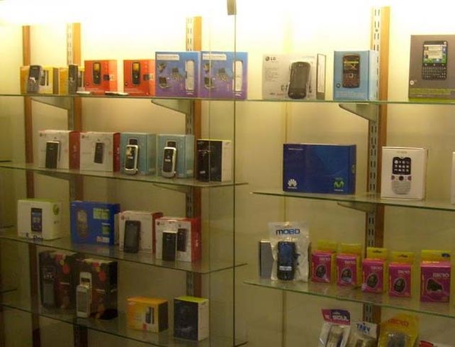Una pareja asaltó un local de celulares, pero el GPS de uno de los aparatos la entregó a la policía