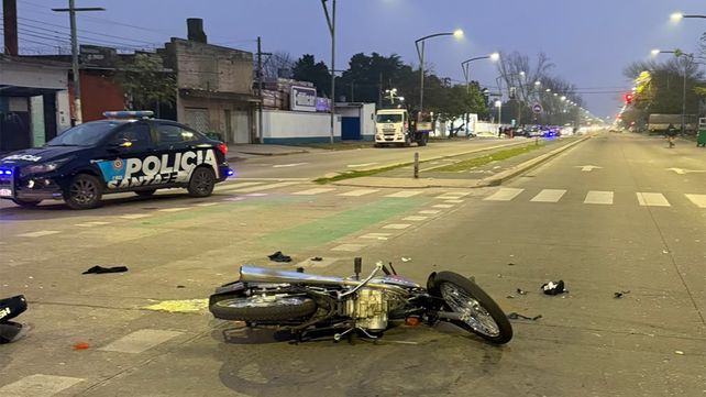 Choque y fuga en zona oeste. Un motociclista sufrió heridas serias y el automovilista huyó del lugar