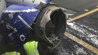 Explotó un motor de un avión y mató a un pasajero