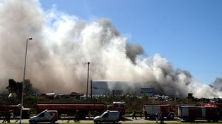 Arduo trabajo de bomberos para controlar un importante incendio en Buenos Aires