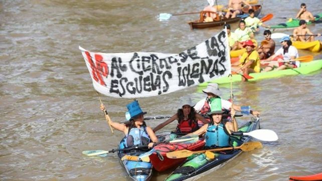 no al cierre. La comunidad educativa cruzó el Paraná en kayaks.