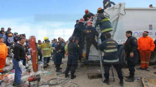 Un chico que dormía en un basural fue atropellado por un camión recolector