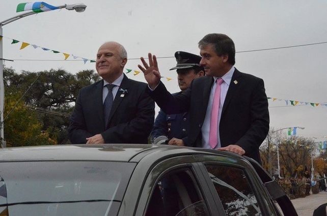 Festejo. El gobernador y el intendente Pedretti en el multitudinario desfile.