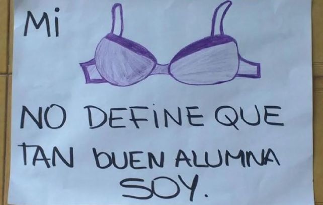 Fue sin corpiño a la escuela y la sancionaron