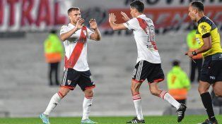 El puntero River juega ante su gente.