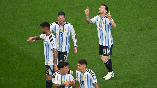 Lionel Messi celebra su gol que puso en ventaja a la selección argentina.