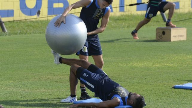 Facundo Mallo realiza ejercicios en el piso durante la práctica canalla de este miércoles en Arroyo Seco.