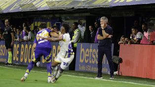 Derrota Canalla. Campaz cae y Ariel Holan parece mirar para otro lado. Central perdió el invicto en la Bombonera ante Boca.