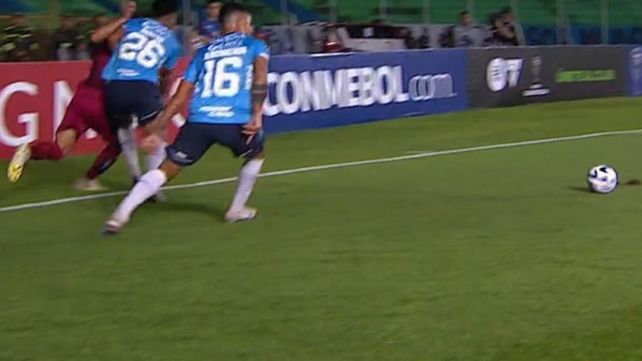 Newells se hizo fuerte ante Blooming ganó 3 a 2 y pasó de fase
