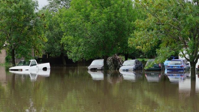 En el casco urbano, el agua alcanzó casi el metro de altura y dejó los vehículos semitapados.