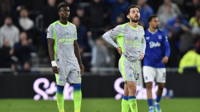 Manchester City empató agónicamente con Everton y le dejó el camino libre al Arsenal