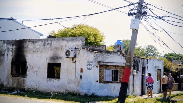 Incendio en casa de zona sur. El inmueble de Mar Chiquita y Bearritz donde un hombre sufrió graves heridas
