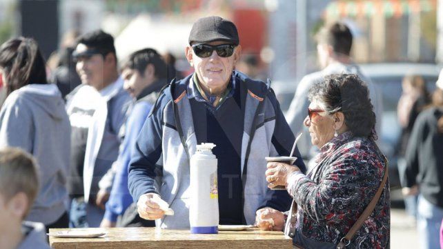 Miles de personas recorren lo stands y puestos de comida de Sabores de Paraná