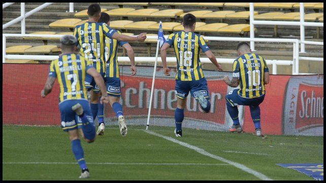 Vecchio festeja el gol del triunfo con sus compañeros.