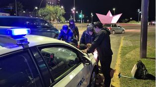Cuidacoches detenidos a metros del Barquito de Papel.