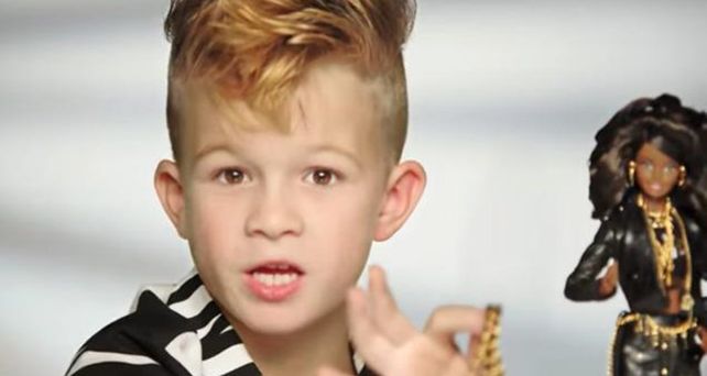 Una publicidad rompe estereotipos y muestra a un chico jugando con una Barbie