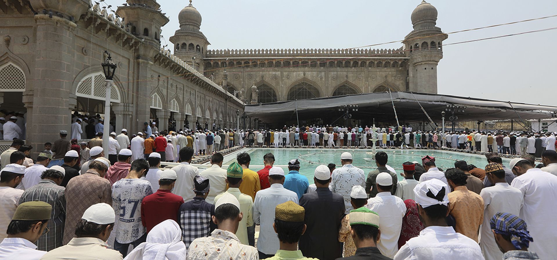 Musulmanes ofrecen oraciones el último viernes del sagrado mes de ayuno del Ramadán en la mezquita de La Meca en Hyderabad, India, el viernes 29 de abril de 2022. 