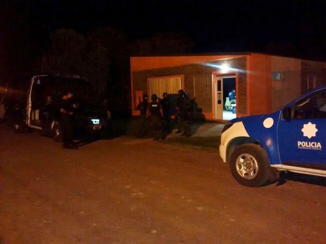 Policías en la sede de Cáritas de calle La Pampa