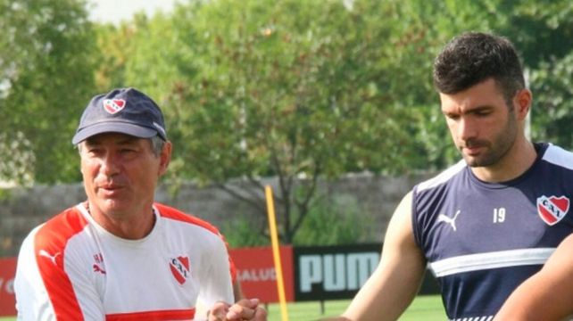 Gigliotti entrenó por primera vez y esperan la salida de Cuesta