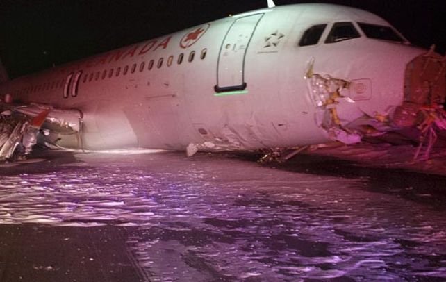 flor de susto. El Airbus A320 de Air Canadá con la nariz y el tren de aterrizaje destrozados
