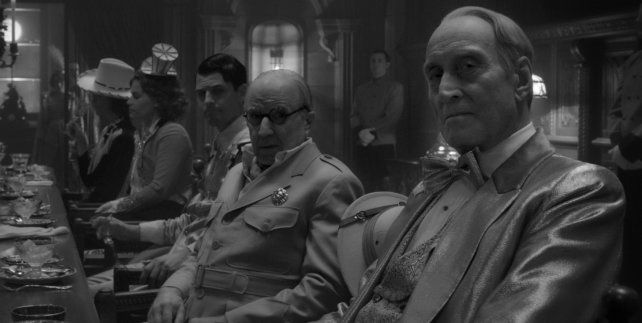 De derecha a izquierda: Charles Dance y Arliss Howard como William Randolph Hearst y Louis B. Mayer, respectivamente.