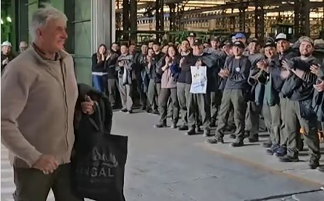 Emotivo video: un trabajador de una fábrica de Marco Juarez recibió su jubilación con la ovación de sus compañeros