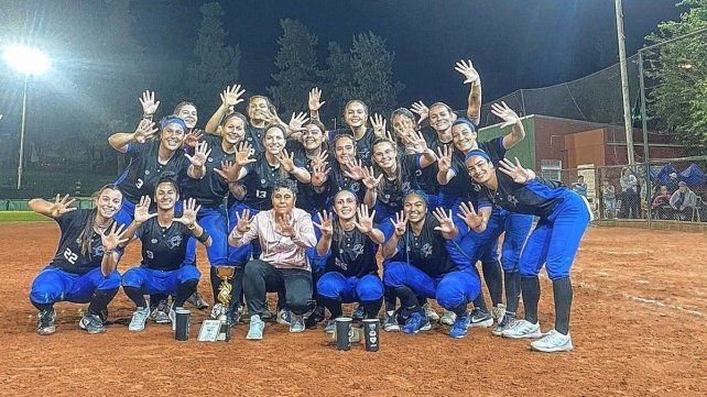 Las chicas de CEF festejando tras ganar el certamen Hagamos Historia de sóftbol.