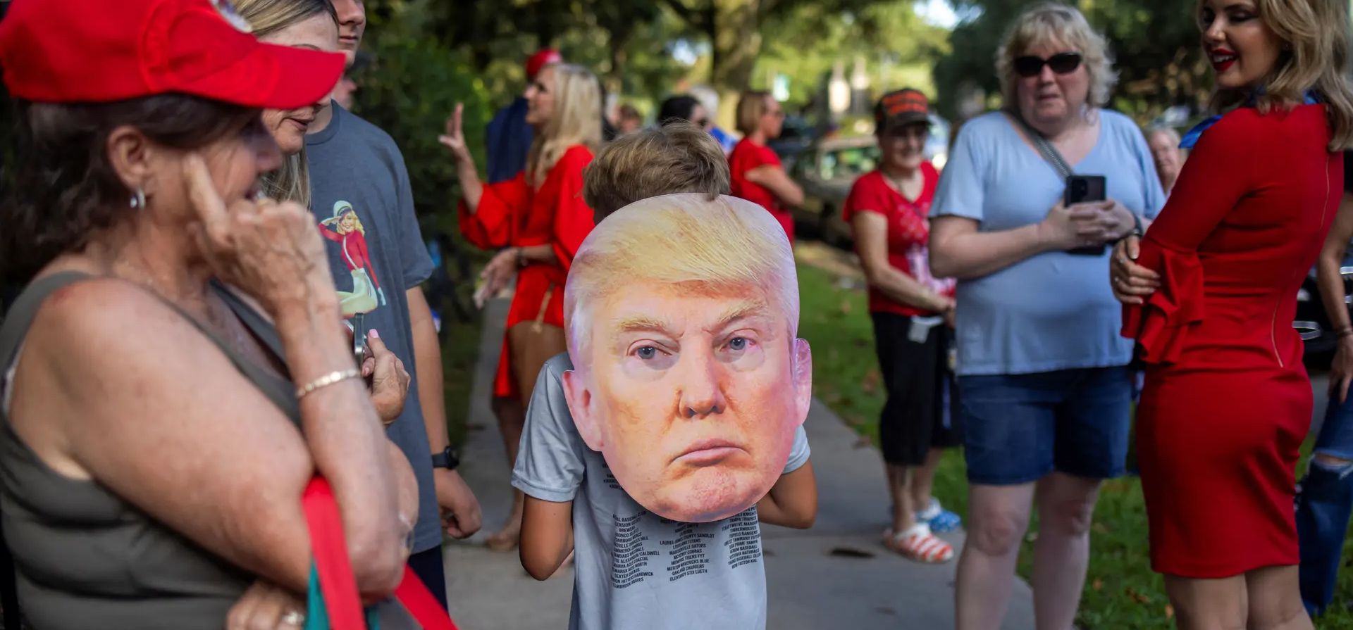Nueva Orleans, Estados Unidos. Partidarios del expresidente y candidato presidencial republicano Donald Trump se reúnen el día en que asiste a un evento de recaudación de fondos de campaña en Luisiana. Fotografía: Kathleen Flynn/Reuters Nueva Orleans, Estados Unidos. Partidarios del expresidente y candidato presidencial republicano Donald Trump se reúnen el día en que asiste a un evento de recaudación de fondos de campaña en Luisiana. Fotografía: Kathleen Flynn/Reuters