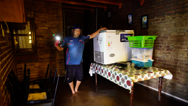 Los vecinos tuvieron que salvar lo que pudieron, subi&eacute;ndolo a mesas o a pilotes caseros. Diego, en su casa.