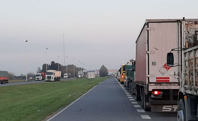 Largas colas y testeos intensos en el peaje de la autopista en General Lagos