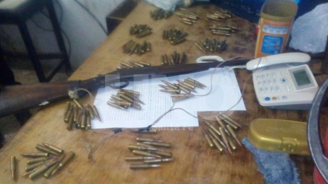 Quedó detenido por agredir a su mujer: tenía armas y municiones